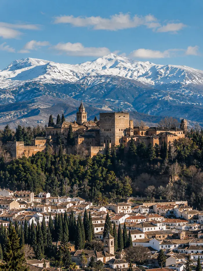 Excursionistas en una ruta tranquila por parques naturales españoles